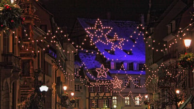 Bing wallpaper November 27, 2020. Guirlandes illuminant les rues de Strasbourg (© Marco Desscouleurs/Adobe Photo Stock)