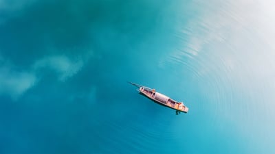 Bing wallpaper June 20, 2024. 蓝色水面上的渔船航拍图，郴州市，湖南省，中国 (© Haitong Yu/Getty images)