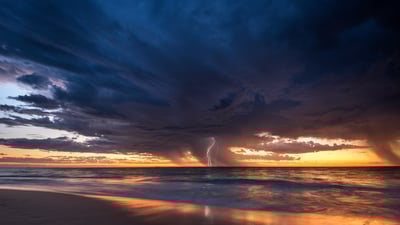 Bing wallpaper August 31, 2020. ｢夏の嵐｣オーストラリア, パース (© JohnCrux/Getty Images)