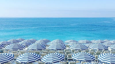 Bing wallpaper June 6, 2021. Parasols et chaises longues sur une plage, Côte d’Azur, Nice (© Gen Sadakane/EyeEm/Getty Images)