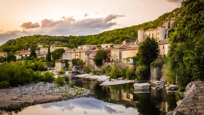 Bing wallpaper May 29, 2022. L’Ardèche et le village de Vogüé au coucher du soleil (© JeanLucIchard/Shutterstock)