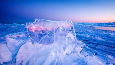 Bing wallpaper December 26, 2025. Plaques de glace sur le lac Supérieur, Minnesota, États-Unis (© wanderluster/Getty Images)