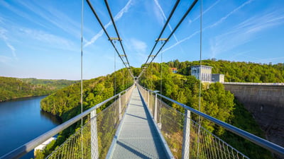 Bing wallpaper May 6, 2024. Titan RT - Fußgänger-Hängebrücke über Rappbodetalsperre und Rappbode im Nationalpark Harz, Sachsen-Anhalt (© Sander Meertins/Getty Images)