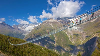 Bing wallpaper June 19, 2019. ｢チャールス・クオーネン吊り橋｣スイス, ヴァリス州 (© Menno Boermans/Aurora Photos)