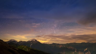 Bing wallpaper July 6, 2023. 燕岳の星空, 長野県 (© Nuttapoom Amornpashara/Getty Images)