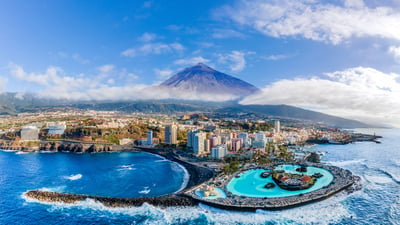 Bing wallpaper May 29, 2026. Vista aérea del Puerto de la Cruz, Tenerife (© Balate Dorin/Getty Images)