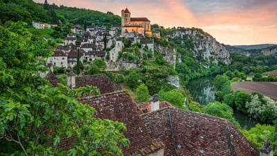 Bing wallpaper October 5, 2020. ｢サン・シル・ラポピーの教会｣フランス, オクシタニア (© Reinhard Schmid/Huber/eStock Photo)