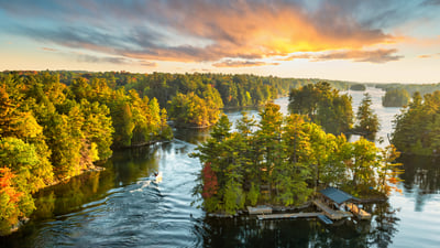 Bing wallpaper September 19, 2025. Arquipélago das Mil Ilhas, Rio São Lourenço, fronteira EUA-Canadá (© benedek/Getty Images)