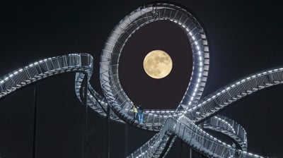 Bing wallpaper April 26, 2021. Vollmond über der „Tiger and Turtle – Magic Mountain“-Landmarke im Angerpark, Duisburg, Nordrhein-Westfalen (© Bernd Mellmann/Alamy Stock Photo)