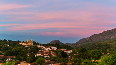Bing wallpaper May 19, 2025. Vista aérea ao nascer do sol em Tiradentes, Minas Gerais (© Martinelli73/iStock/Getty Images Plus)