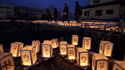 Bing wallpaper March 10, 2025. 追悼イベントの灯籠, 宮城県 名取市 (© Kuni Takahashi/寄稿者/Getty Images)