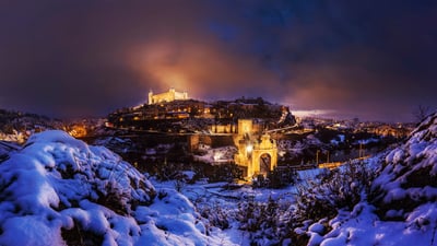 Bing wallpaper January 22, 2026. Luces de Toledo encendidas tras una tormenta de nieve (© Cavan Images/Getty Images)