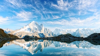 Bing wallpaper August 24, 2024. Reflet du ciel sur le lac Blanc, Alpes françaises, Monte Bianco en arrière-plan, Chamonix (© Smitt/Getty Image)