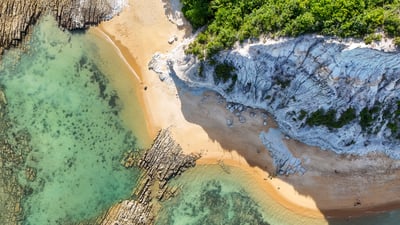 Bing wallpaper April 18, 2026. Plage du Miroir, Trancoso, Bahia, Brésil (© Marcelo Nacinovic/Getty Images)