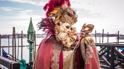 Bing wallpaper February 13, 2025. Maschera veneziana con gondole sul retro, Venezia, Veneto (© Chiara Cattaruzzi Photography/Moment/Getty Images)
