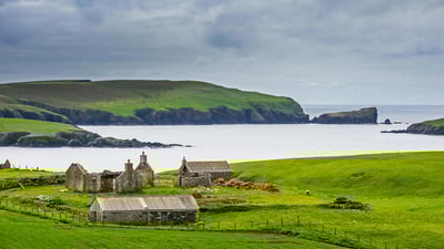 Bing wallpaper May 30, 2019. ｢シェトランド諸島の古い農場｣イギリス, スコットランド (© Michael Runkel/Getty Images)