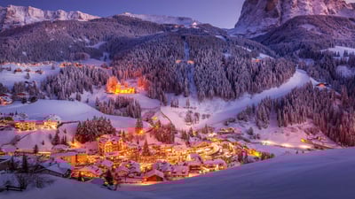 Bing wallpaper January 15, 2020. 瓦尔加迪纳的日落，意大利南蒂罗尔多洛米蒂山脉 (© Marco Capellari/Getty Images)
