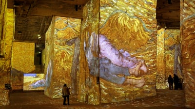 Bing wallpaper April 14, 2026. Exposition immersive Van Gogh aux Carrières des Lumières, Les Baux-de-Provence (© Patrick Aventurier/Getty Images)