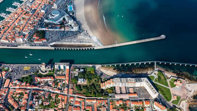 Bing wallpaper November 9, 2024. Les Sables-d'Olonne, la Tour d'Arundel, le casino, le fort Saint-Nicolas et le chenal menant au port (© Leroy Francis/Hemis/Alamy Stock Photo)