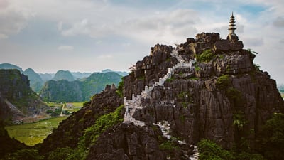 Bing wallpaper December 11, 2019. ｢ムア洞窟」ベトナム, ニンビン省, ホアルー県 (© Cavan Images/Offset)