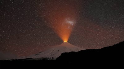 Bing wallpaper September 18, 2019. The Villarrica volcano in Chile on September 2, 2018 (© Cristobal Saavedra Escobar/Reuters)