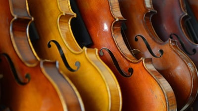 Bing wallpaper November 27, 2019. Violons exposés dans l’atelier du luthier français Mathias Menanteau, Rome, Italie (© Gabriel Bouys/AFP/Getty Images)
