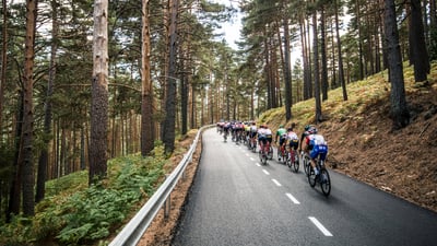 Bing wallpaper August 21, 2026. Vista general del pelotón durante la 77ª Vuelta a España 2022, Etapa 20, Navacerrada, España (© Europa Press Sports/Getty Images)