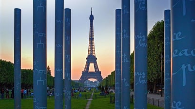Bing wallpaper September 21, 2019. 'The Wall for Peace' and the Eiffel Tower in Paris for the International Day of Peace (© Prisma by Dukas Presseagentur GmbH/Alamy)