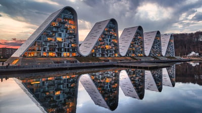 Bing wallpaper March 5, 2026. Projet résidentiel The Wave, Vejle, Danemark (© Frank Bach/Alamy)