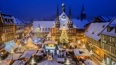 Bing wallpaper December 15, 2021. クリスマス・マーケット, ドイツ ヴェルニゲローデ (© Krzysztof Baranowski/Moment/Getty Images)
