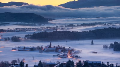 Bing wallpaper January 4, 2025. Winterlandschaft in Bayern, Deutschland (© wingmar/Getty Images)