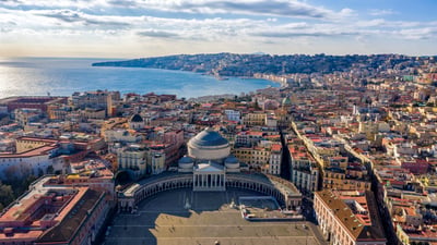 Bing wallpaper January 16, 2026. Vista aerea di Napoli da Piazza del Plebiscito (© Aerial_Views/E+)