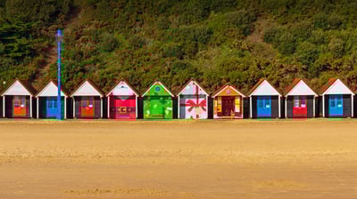 Bing wallpaper December 16, 2021. Christmas-themed beach huts in Bournemouth, England (© Allouphoto/Alamy)