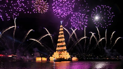 Bing wallpaper December 25, 2025. Árvore de Natal na cidade do Rio de Janeiro (© Ruy Barbosa Pinto/Getty Images)