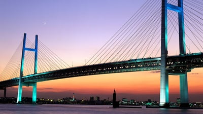Bing wallpaper September 26, 2024. 夕暮れに染まる橋, 神奈川県 横浜市 (© Prisma by Dukas Presseagentur GmbH/Alamy Stock Photo)