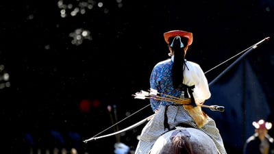 Bing wallpaper November 2, 2020. ｢演武の準備をする流鏑馬の騎手｣東京, 明治神宮 (© Matt McClain/The Washington Post via Getty Images)